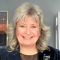 Susanne Jönsson. Grundare av HelhetsCentrum, Cert. Helhetsterapeut, lärare och djurkommunikatör.